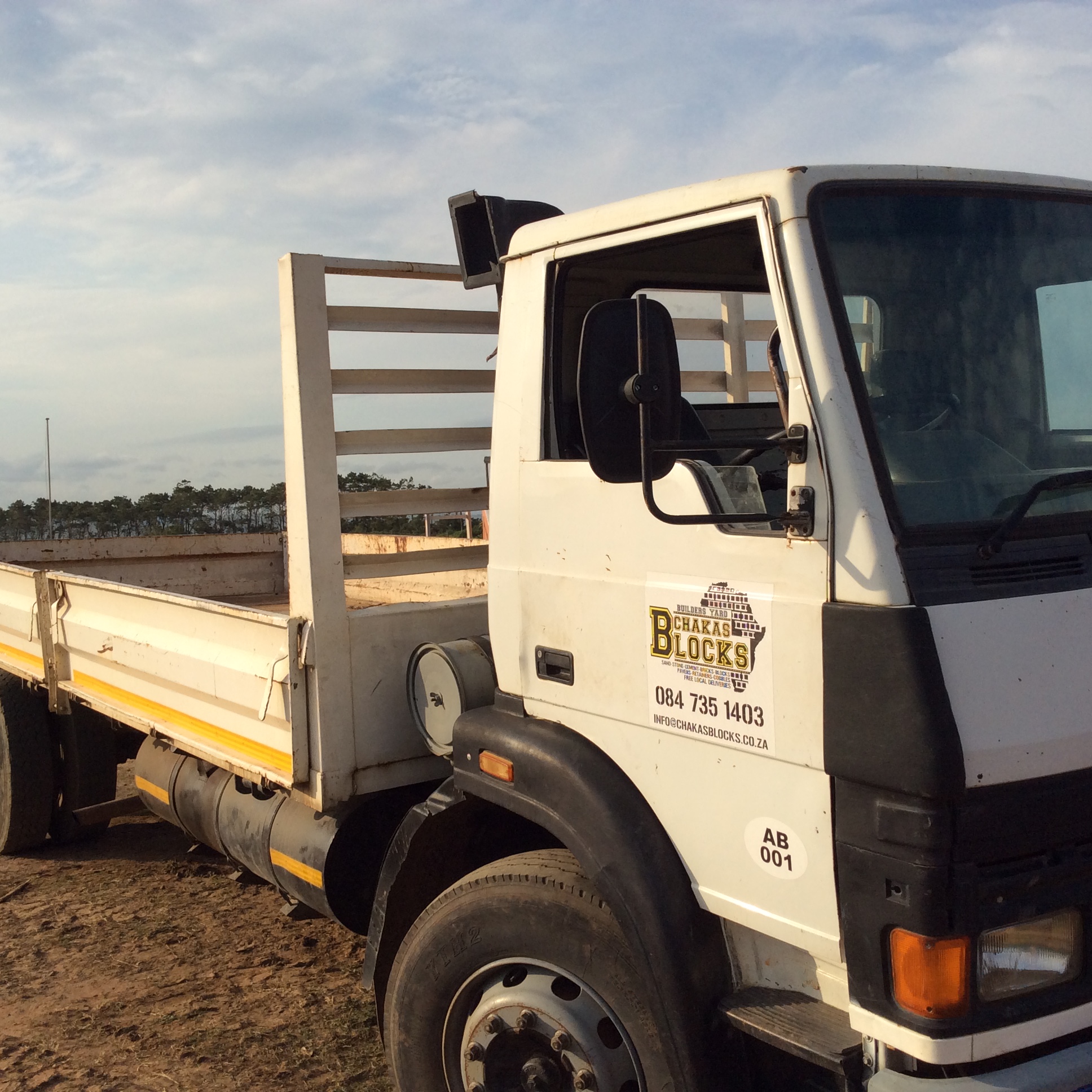 Comprehensive transport solutions featuring flatbed and tarped trucks for nationwide haulage.